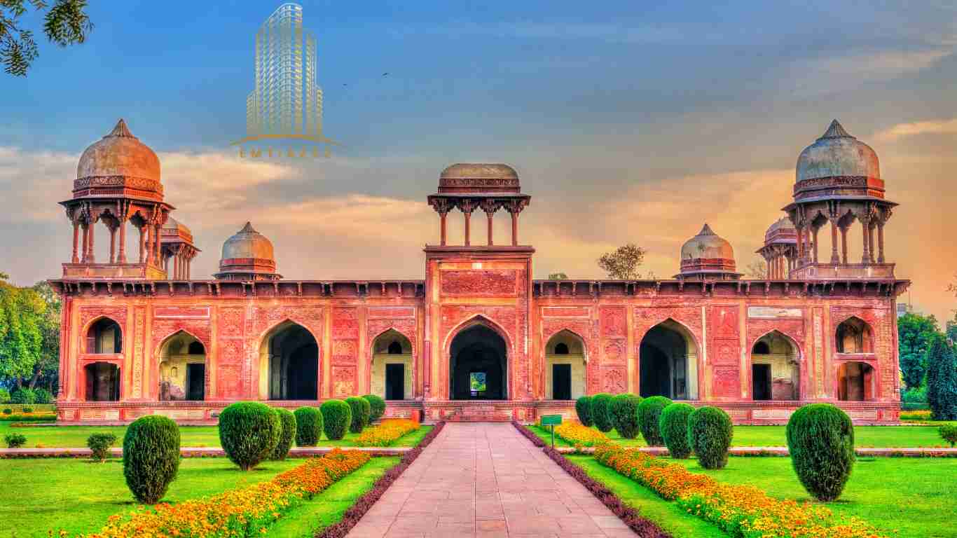 سازههای نمایشی و آرامگاهها